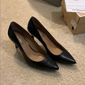 Calvin Klein gayle black pumps
